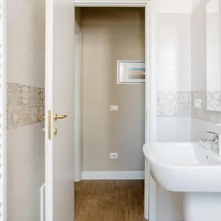 לינה וארוחת בוקר Casa Aydee 2*