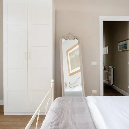 לינה וארוחת בוקר Casa Aydee 2*