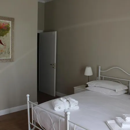 לינה וארוחת בוקר Casa Aydee 2*